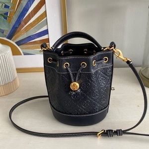 Navy Tory burch crossbody! Good as new.